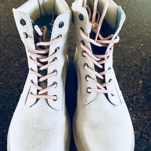 Suede boots a la Timberlands